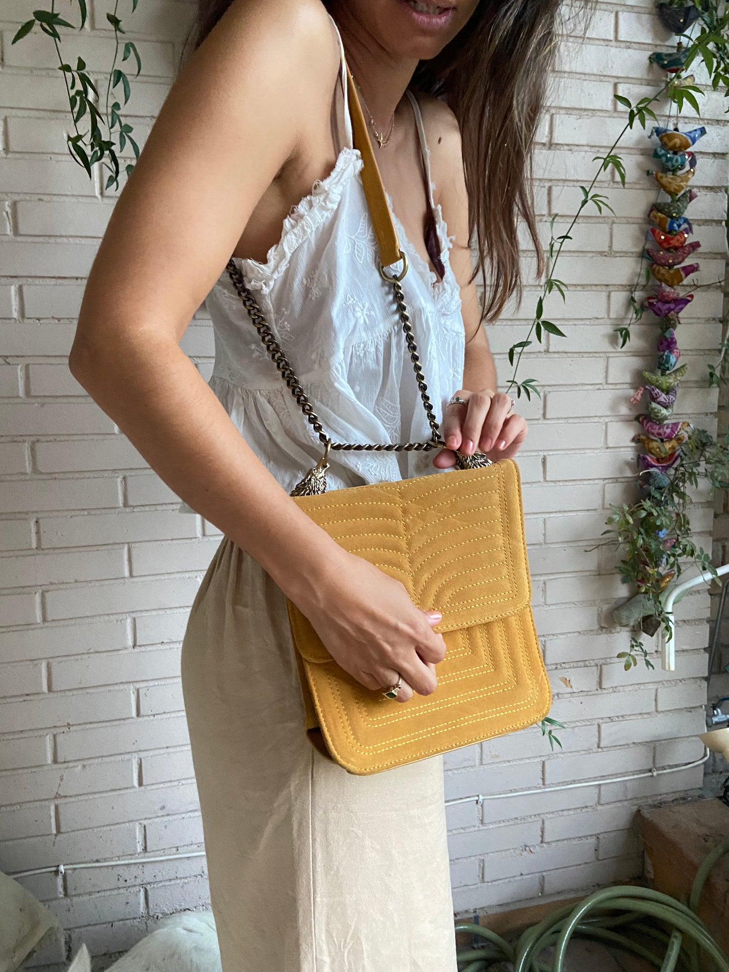 Bolso mostaza cadena asa doble altura