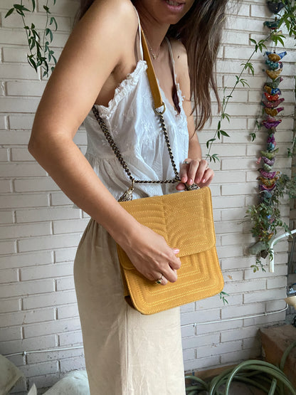 Bolso mostaza cadena asa doble altura