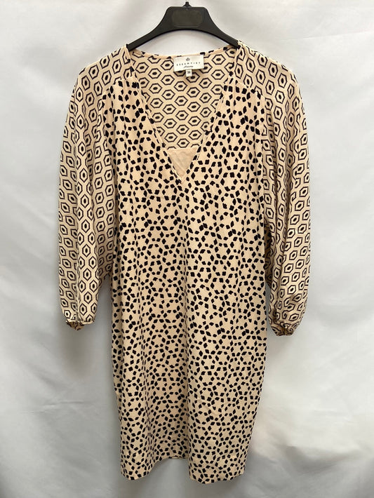 ESSENTIEL. Vestido dibujos negros