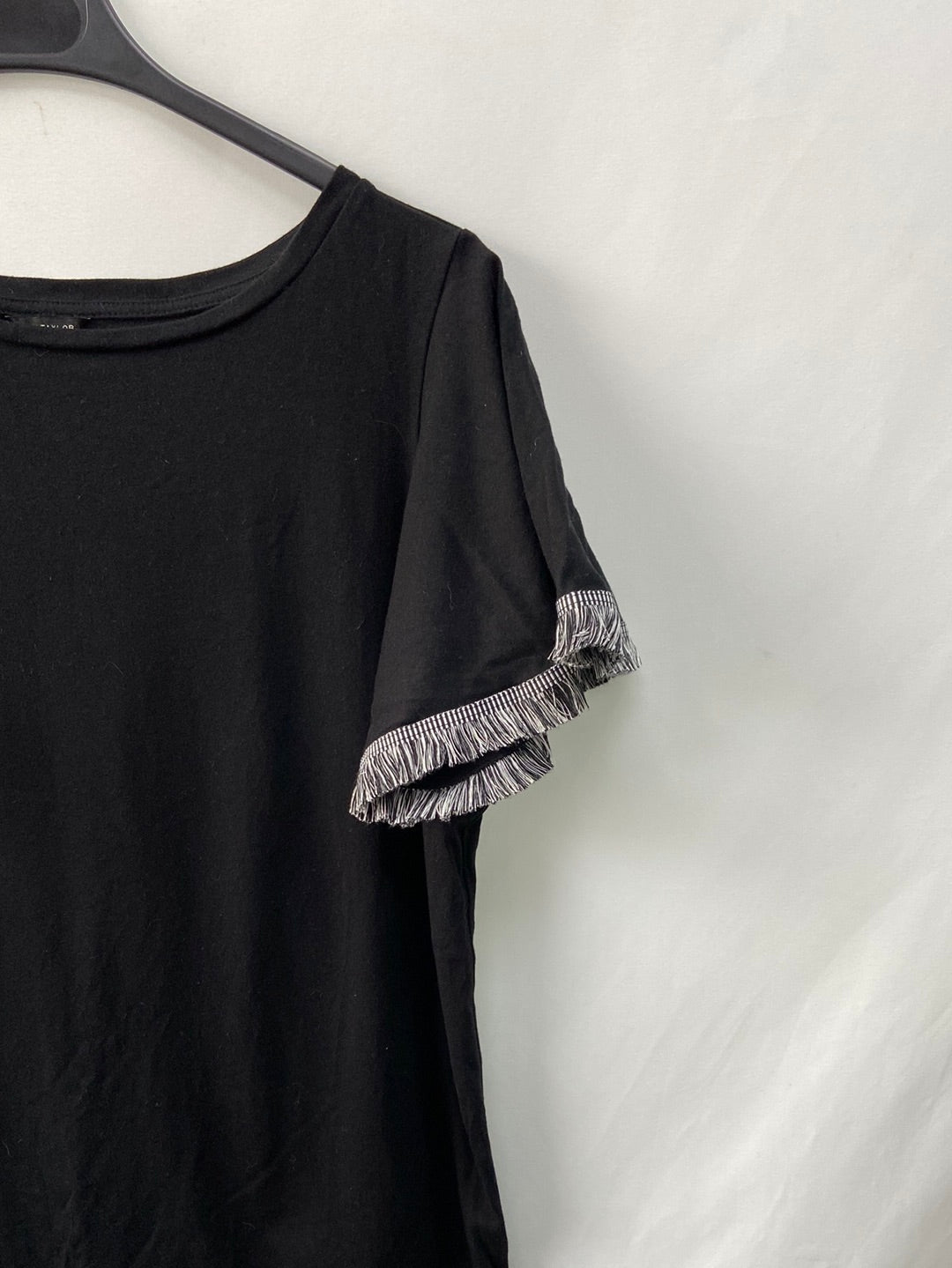 ANN TAYLOR.Camiseta negra flecos T.s