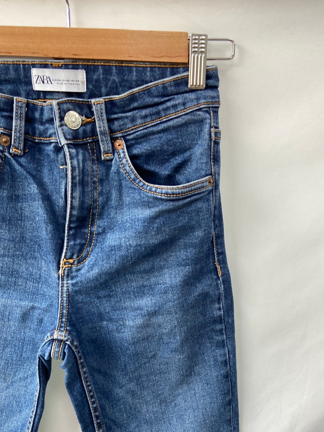 ZARA.Pantalones vaqueros bajo deshilachado T.34