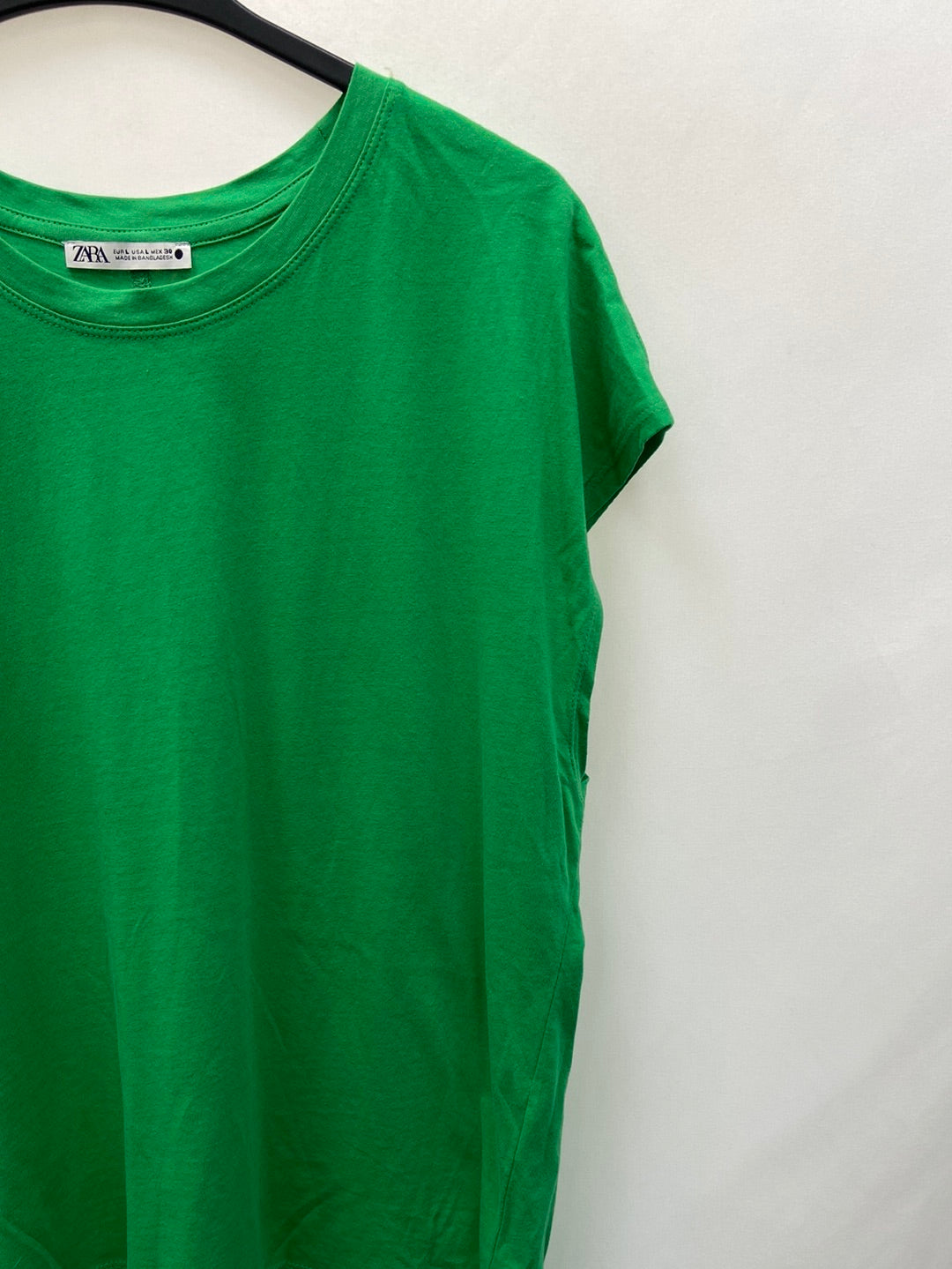 ZARA.Camiseta clásica verde T.L