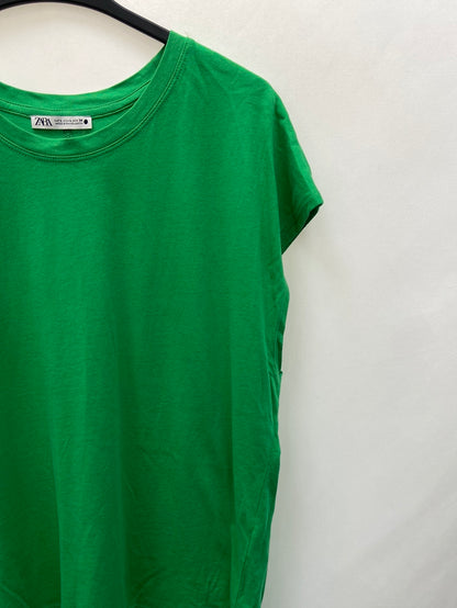 ZARA.Camiseta clásica verde T.L