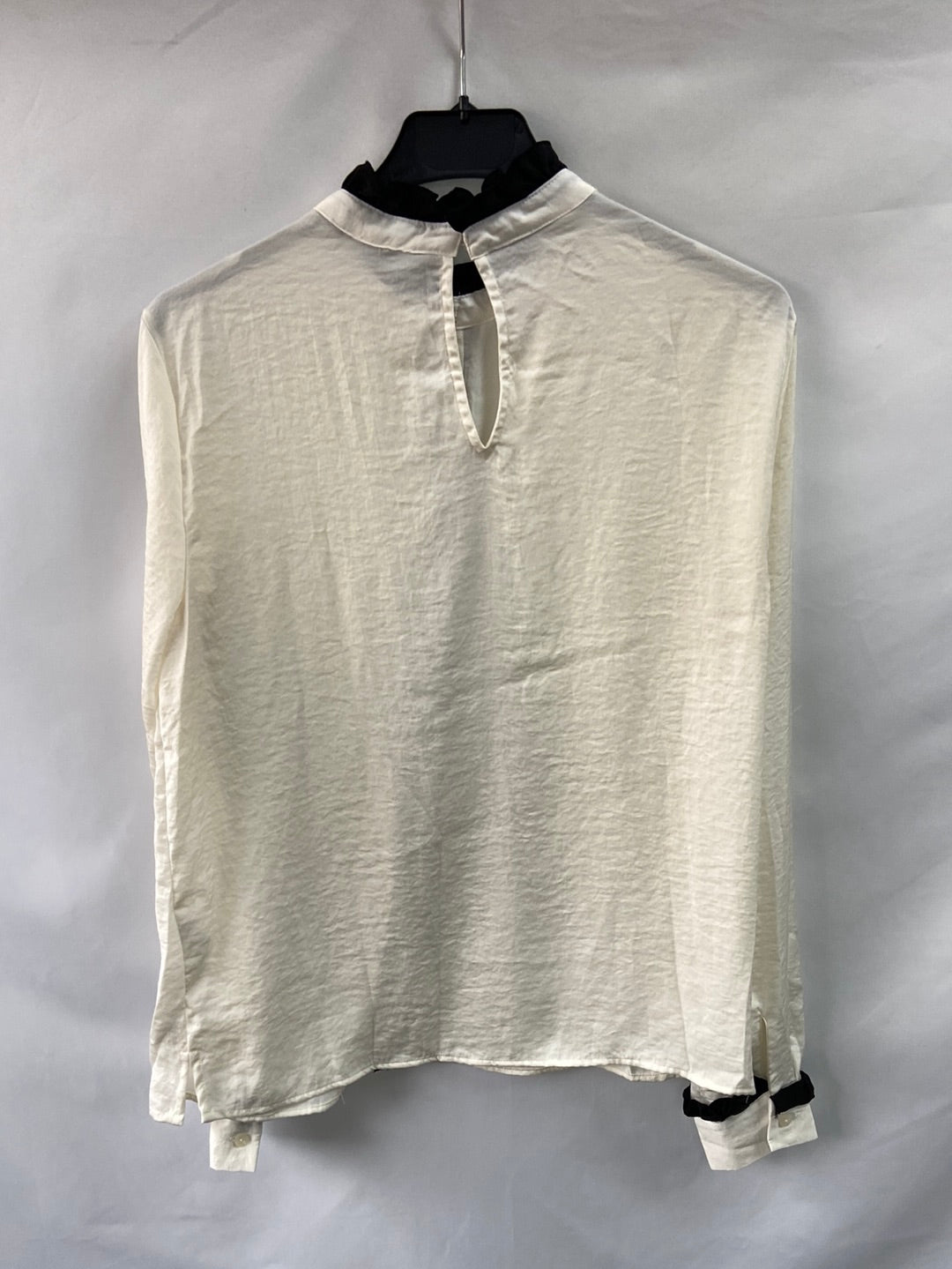 ZARA.Blusa detalle ribete negro T.xs