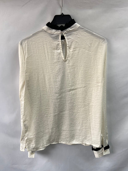 ZARA.Blusa detalle ribete negro T.xs