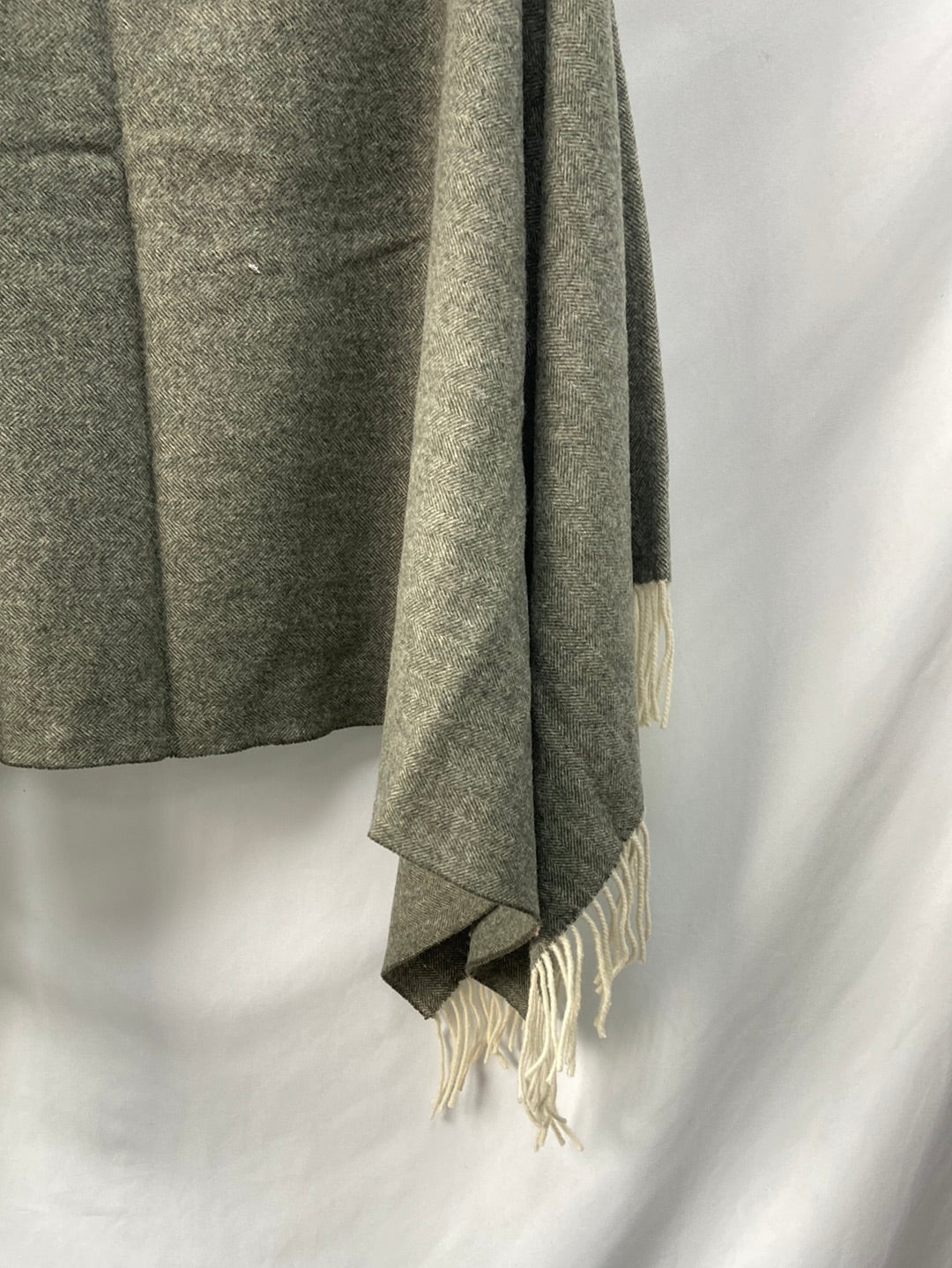 MONTEPICAZA.Poncho maxi gris jaspeado borlas