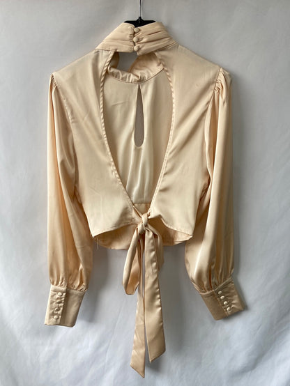 OUTFITBOOK.Top beige satinado T.S (Tara)