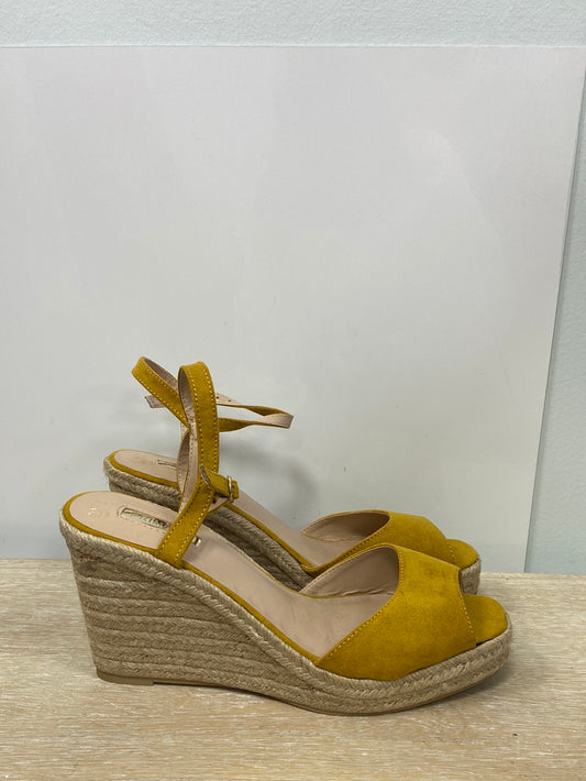 PRIMARK.Cuñas mostaza T.41