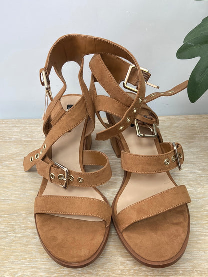 STRADIVARIUS.Sandalias tacón camel T.38