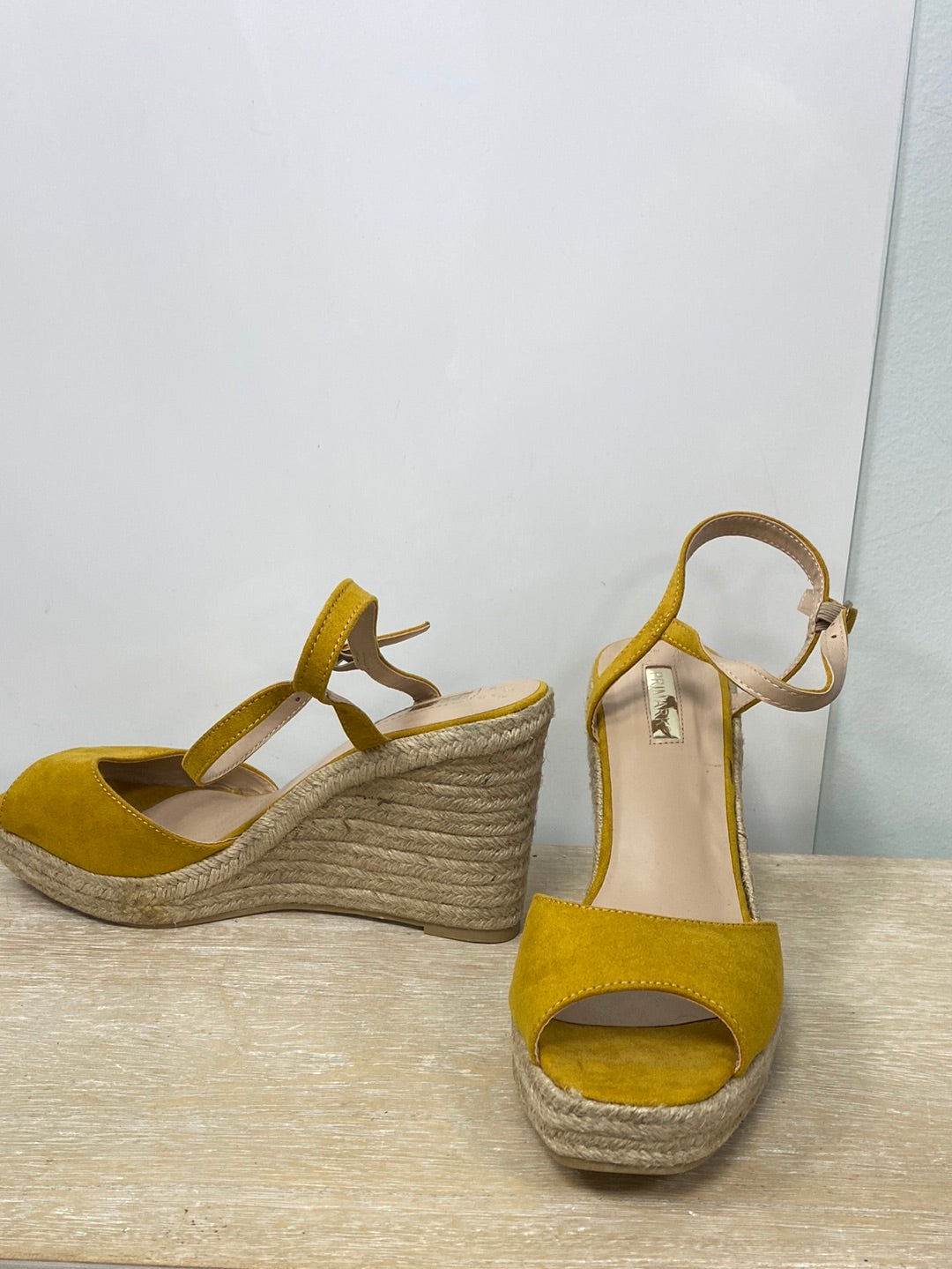 PRIMARK.Cuñas mostaza T.41