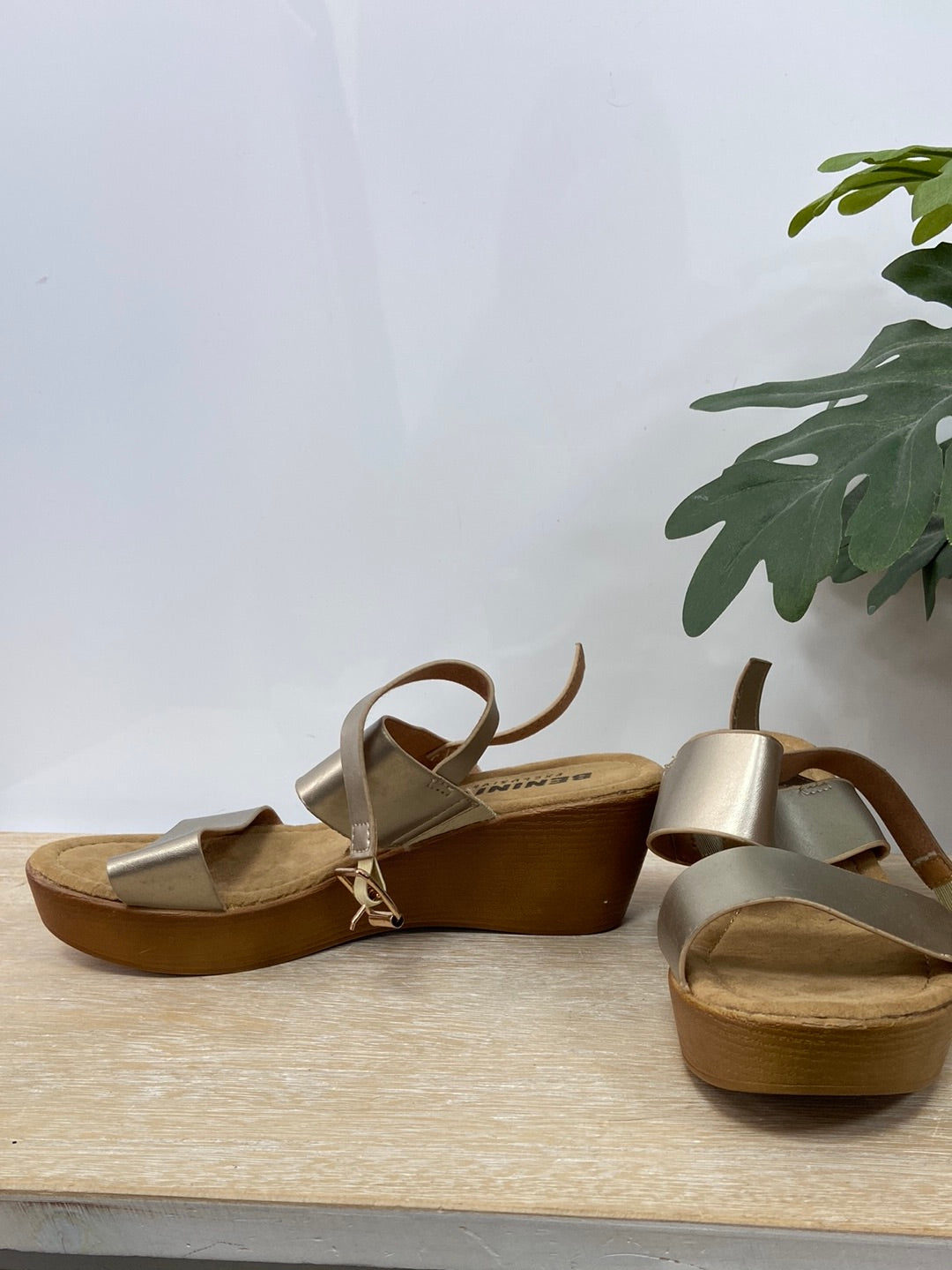 BEINI.Sandalia tiras doradas T.37