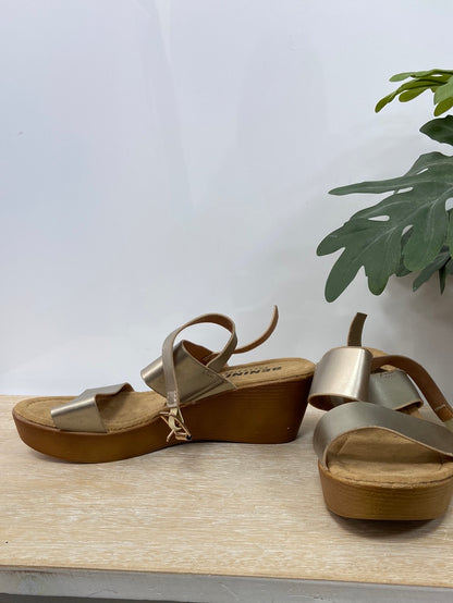 BEINI.Sandalia tiras doradas T.37