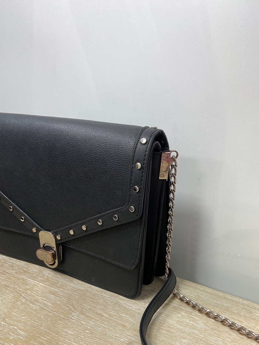 STRADIVARIUS. bolso negro tachuelas (tara)