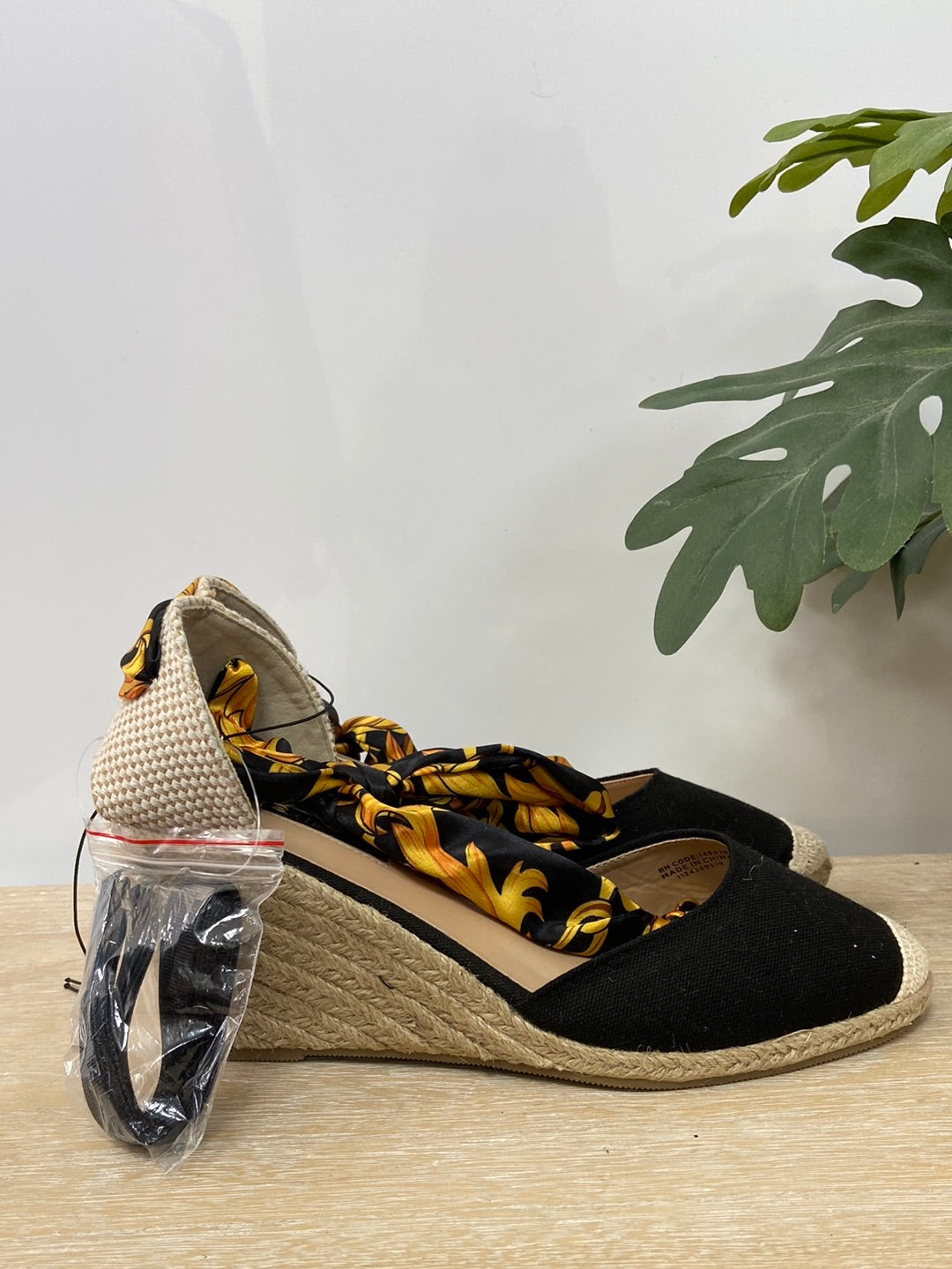 PRIMARK.Cuñas negras lazada T.40