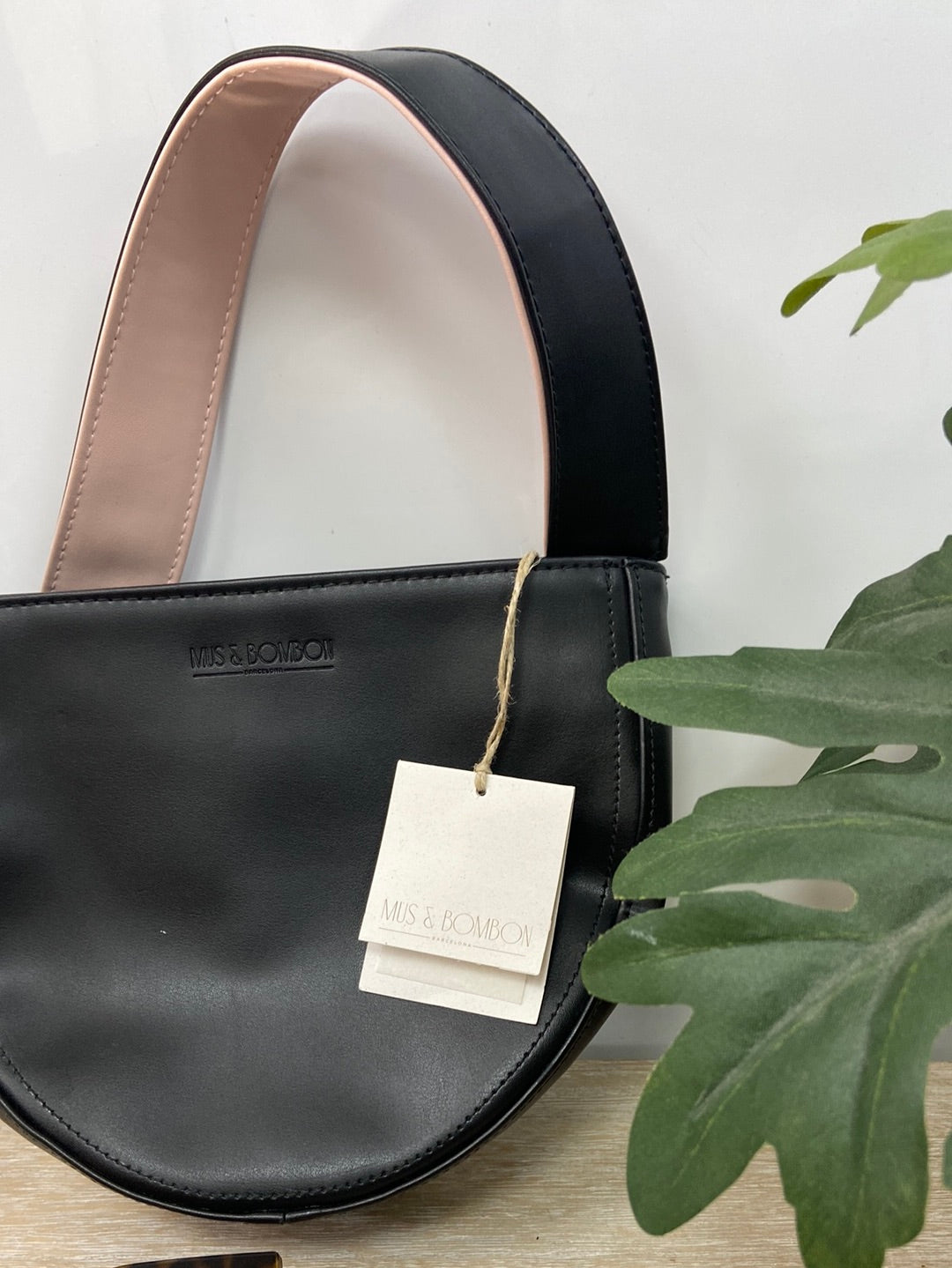 MUS&BOMBON. Bolso negro ovalado