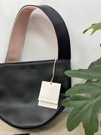 MUS&BOMBON. Bolso negro ovalado
