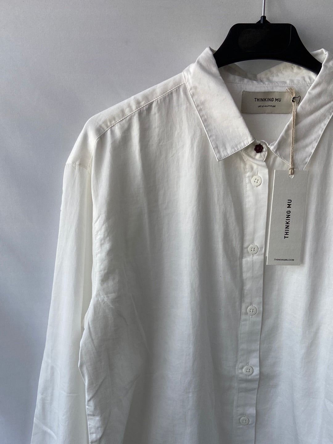 THINKING MU. Camisa blanca puños T.s
