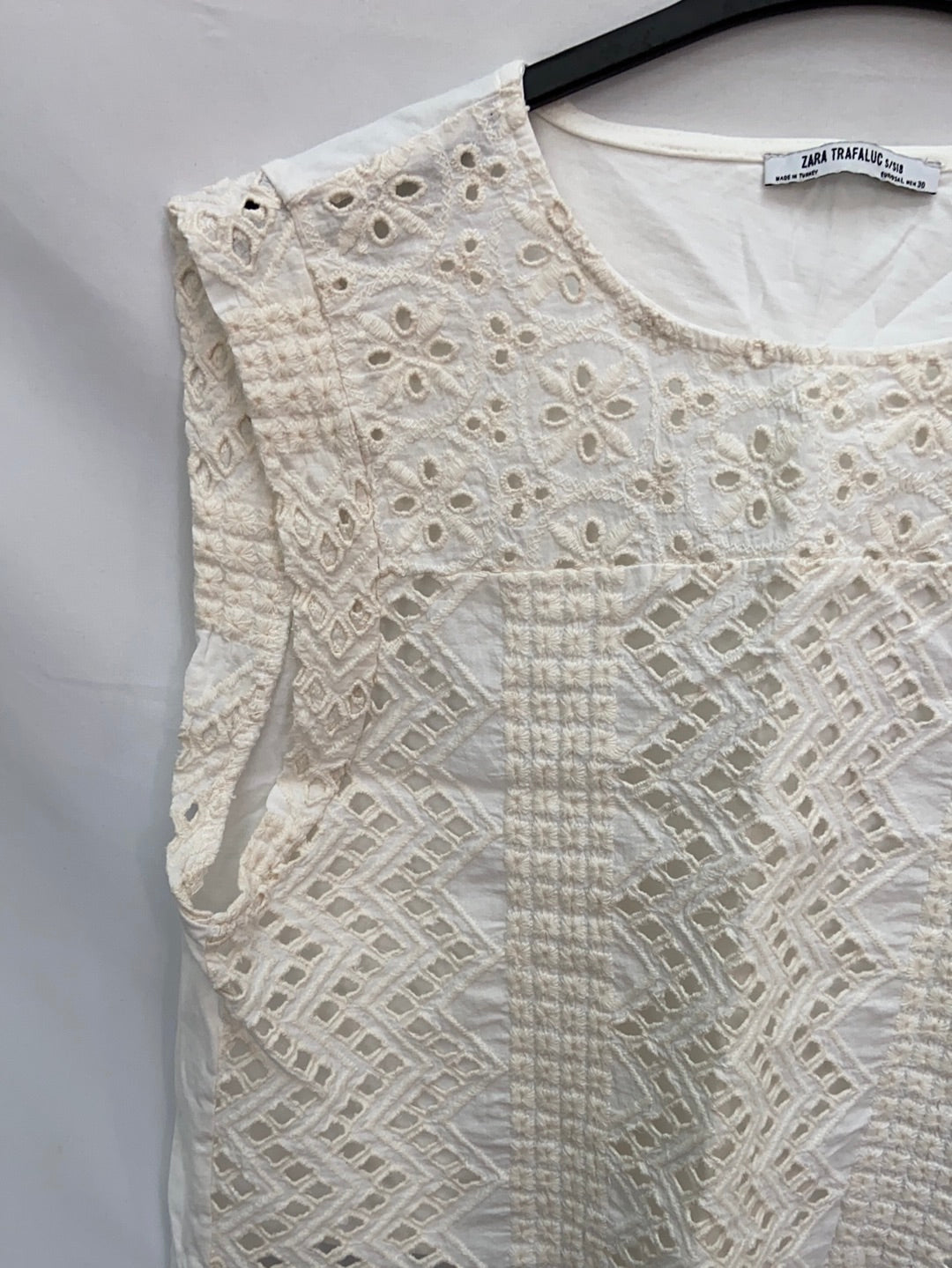 ZARA.Off-white die-cut top with TL lining
