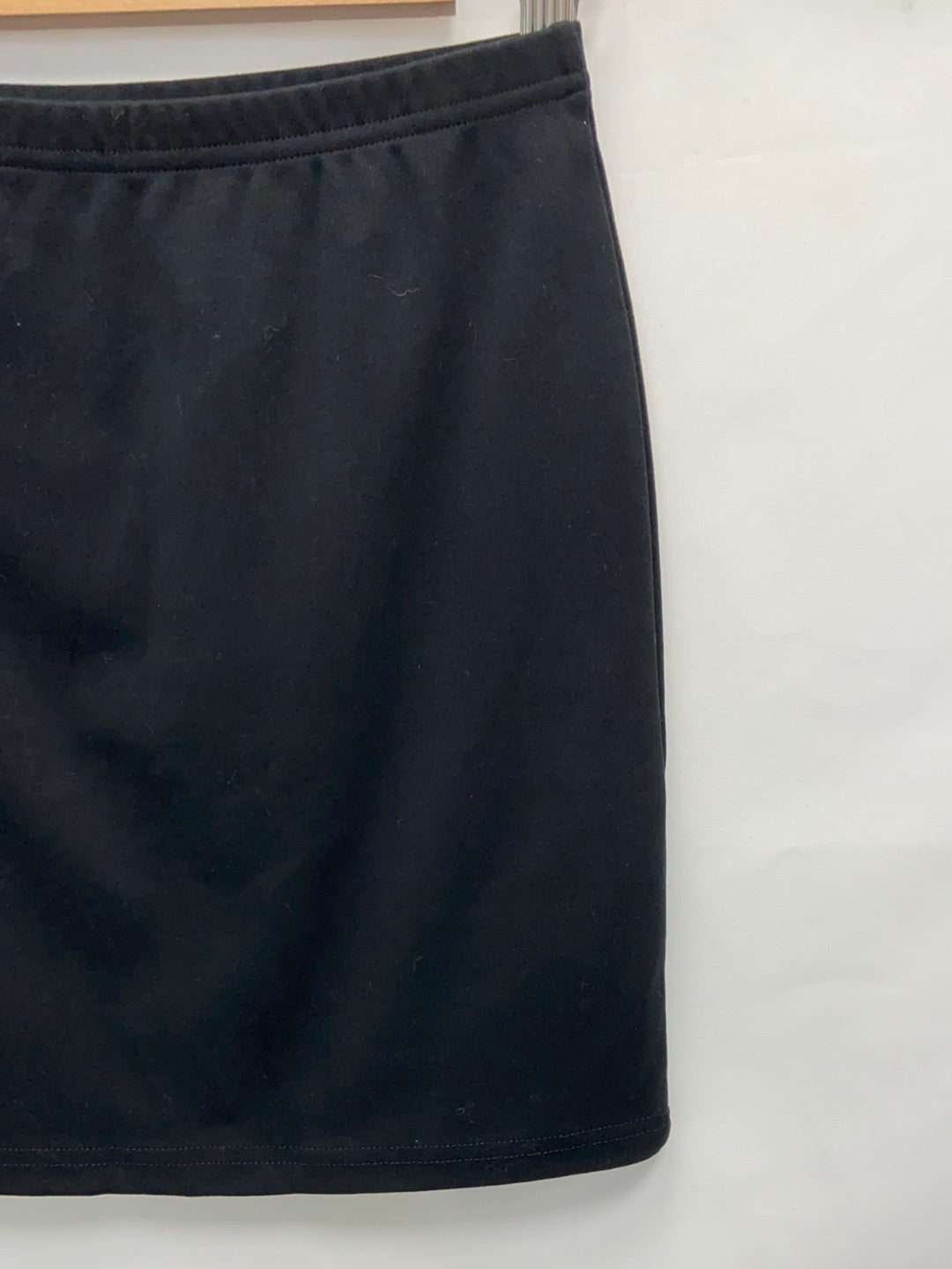 OTRAS.Falda corta negra elástica T.s