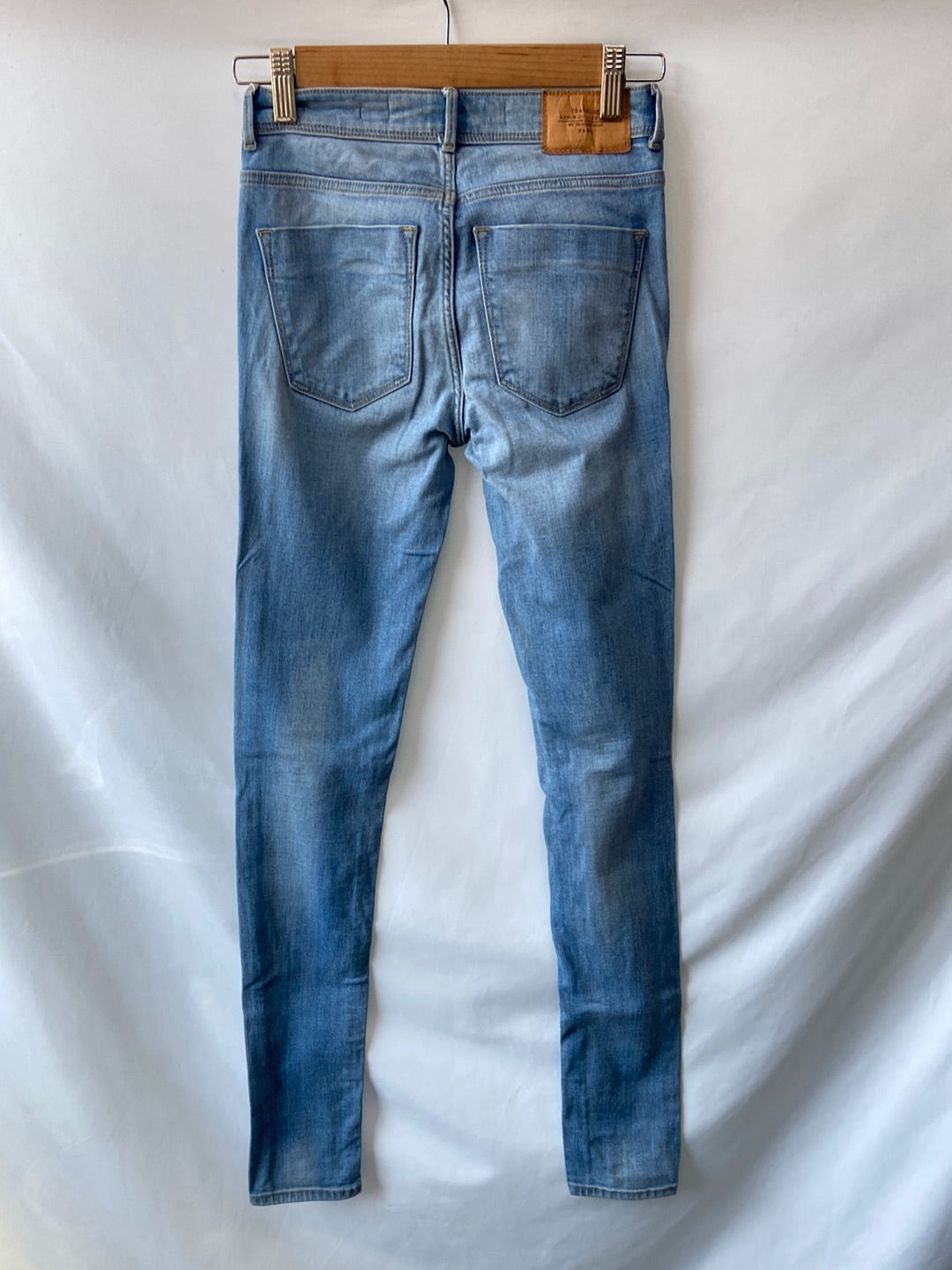 ZARA.Pantalones pitillo denim clarito T.32