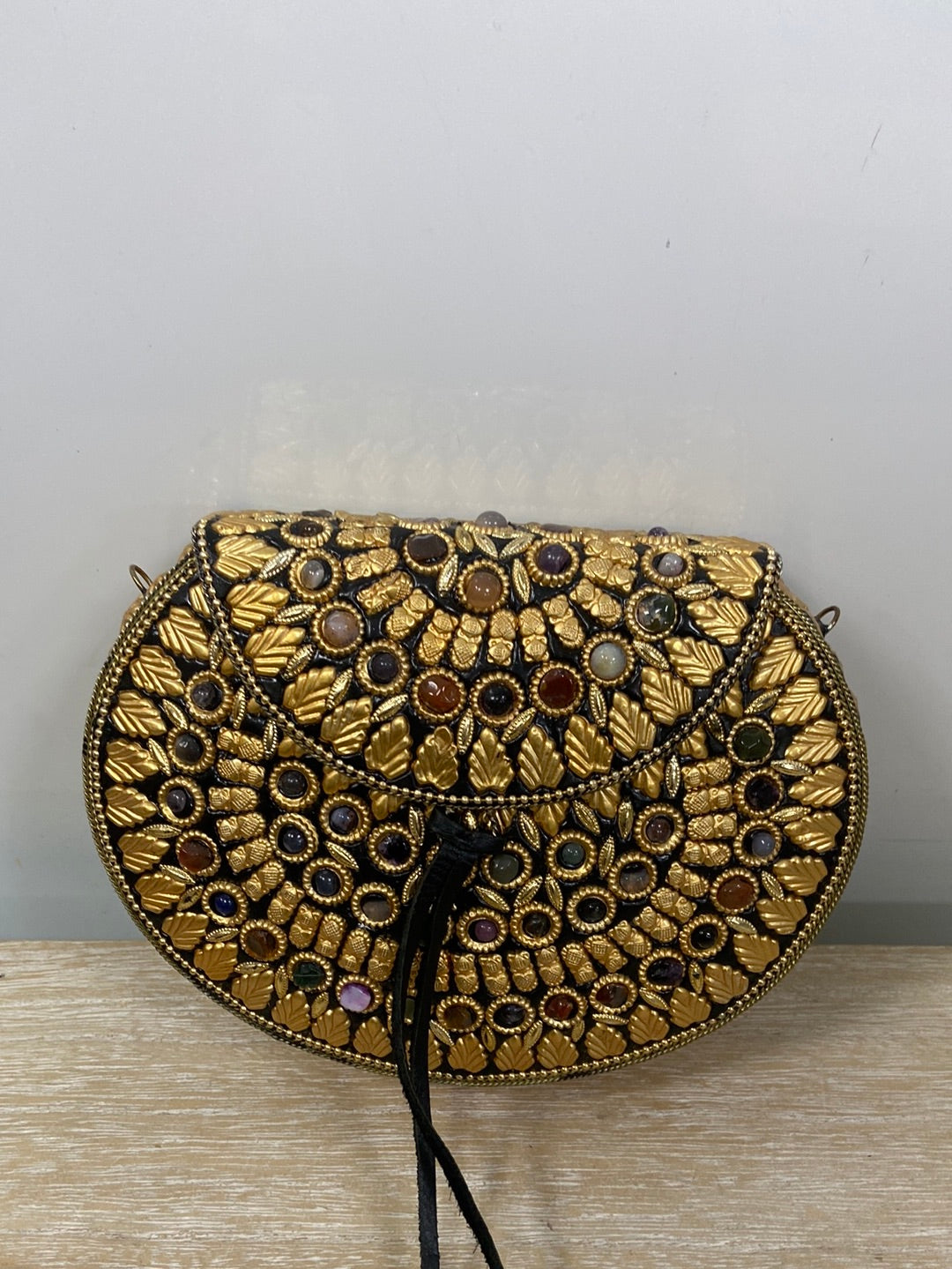 LULU.Bolso dorado pedrería