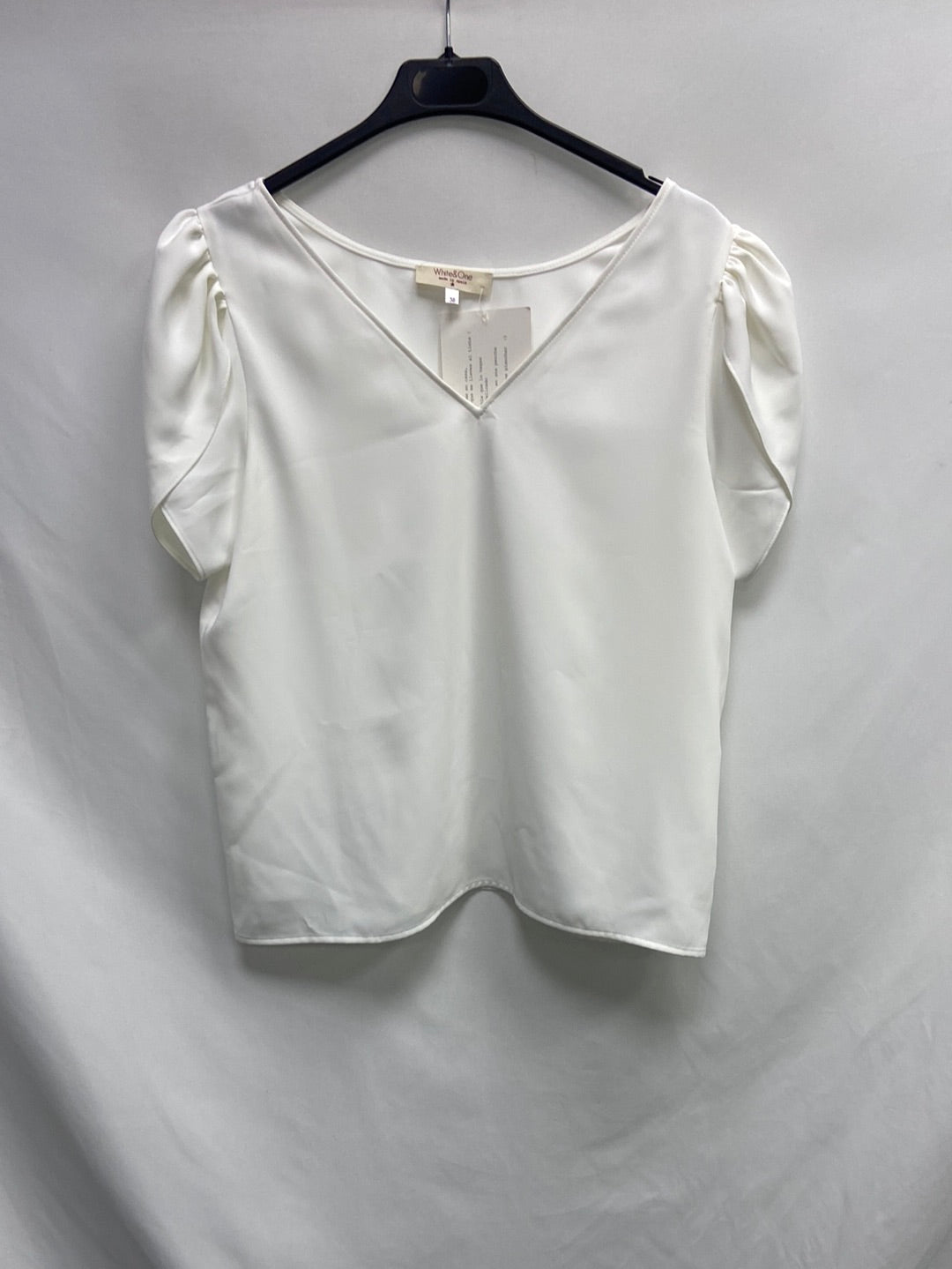 WHITE&amp;ONE. White short-sleeved blouse S.38 (Tara)
