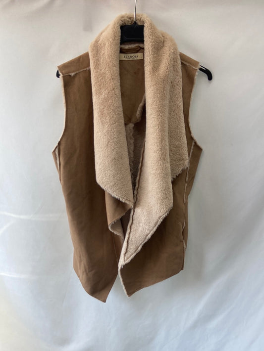 EVA ROSA.Chaleco pelito y antelina beige T.s