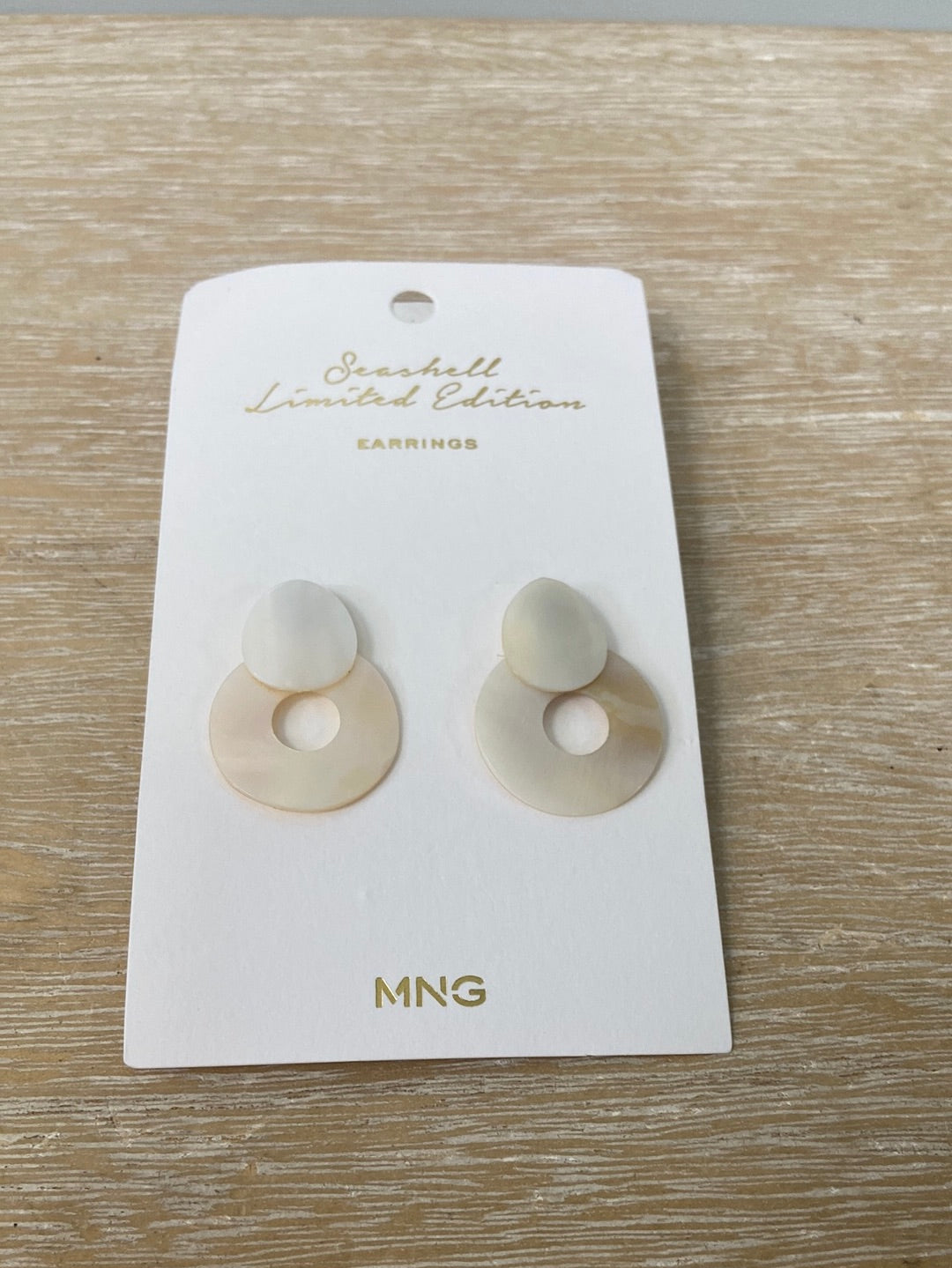 MANGO.Pendientes cortitos nácar