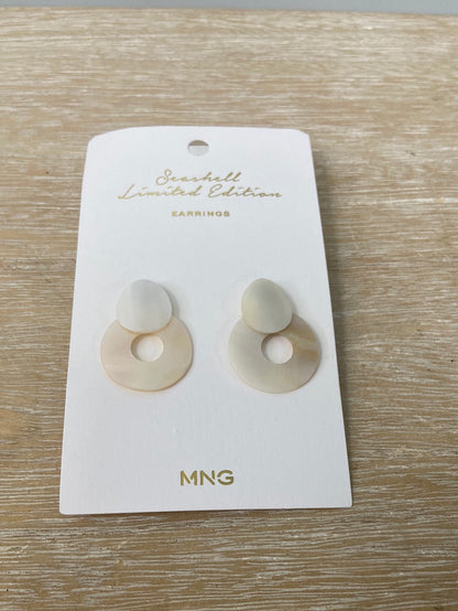 MANGO.Pendientes cortitos nácar