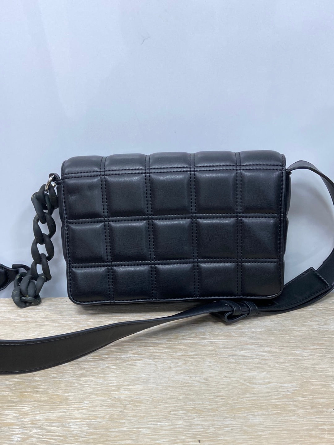 VIOLETA BY MAGO. bolso negro acolchado