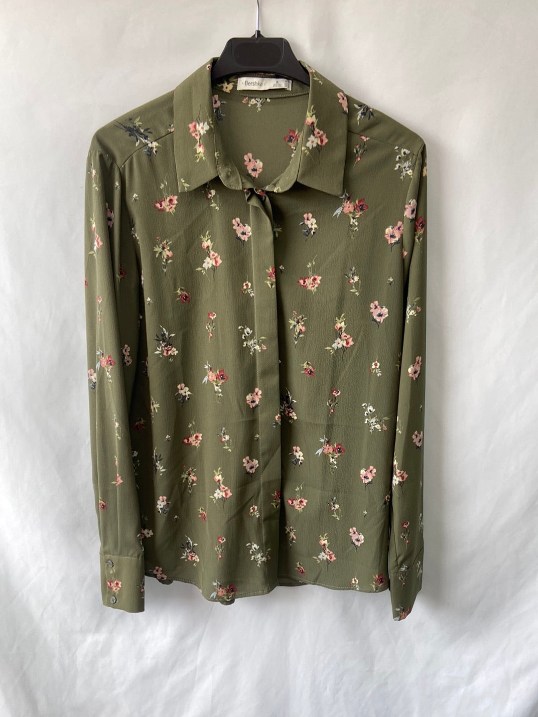 BERSHKA. Camisa verde flores T.M
