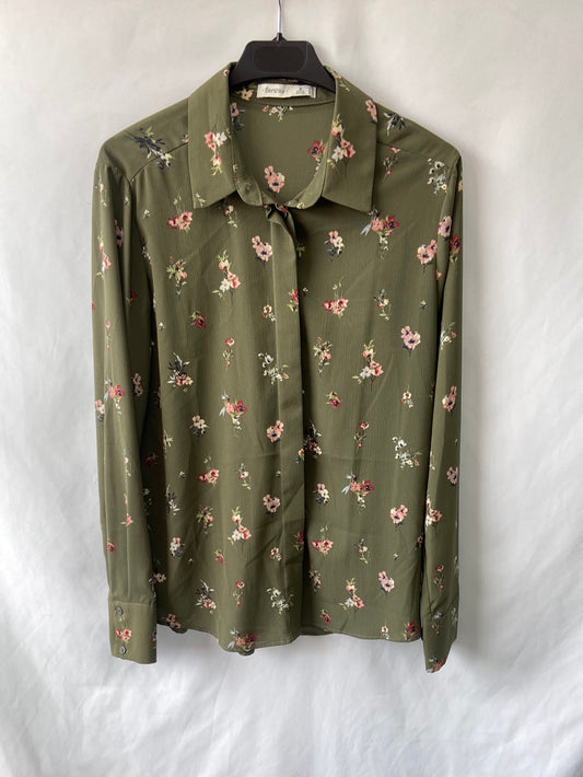 BERSHKA. Camisa verde flores T.M