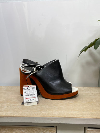 ZARA. Zuecos negros T.38