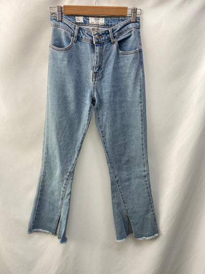 BERSHKA.pantalones vaqueros acampanados  T.36