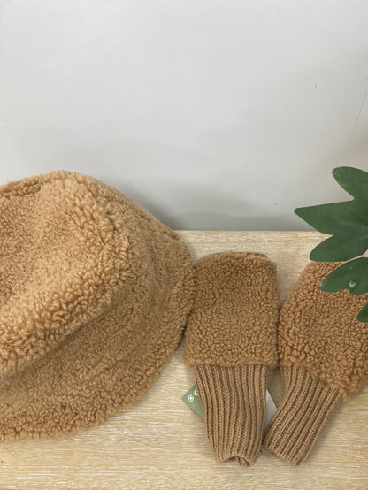 market. H&M.Pack bucket hat y muñequeras borrego