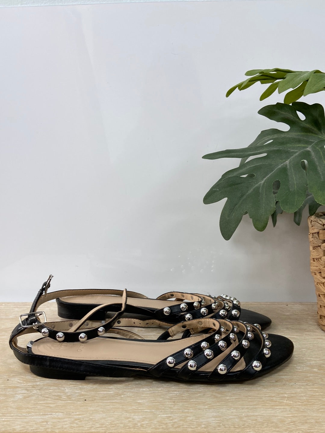 GUESS. Sandalia plata tachuelas T.39