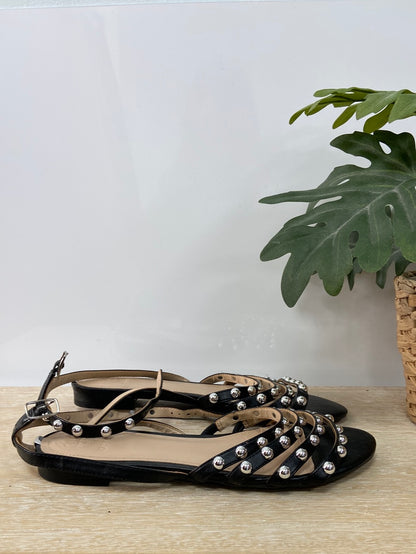 GUESS. Sandalia plata tachuelas T.39