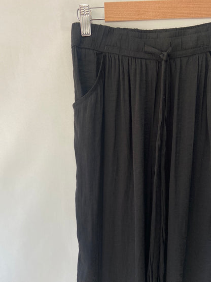 ZARA. pantalonnegro fluido santinado T.s