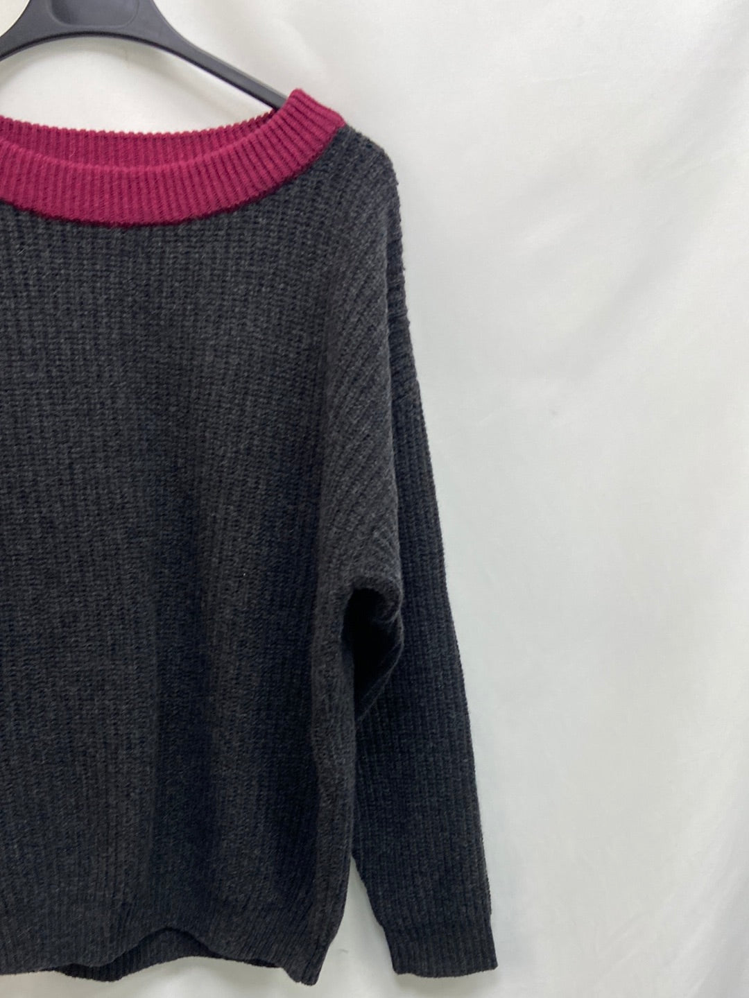 COUNTING CLOUDS. Tm two-tone gray sweater