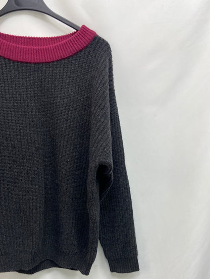 COUNTING CLOUDS. Tm two-tone gray sweater