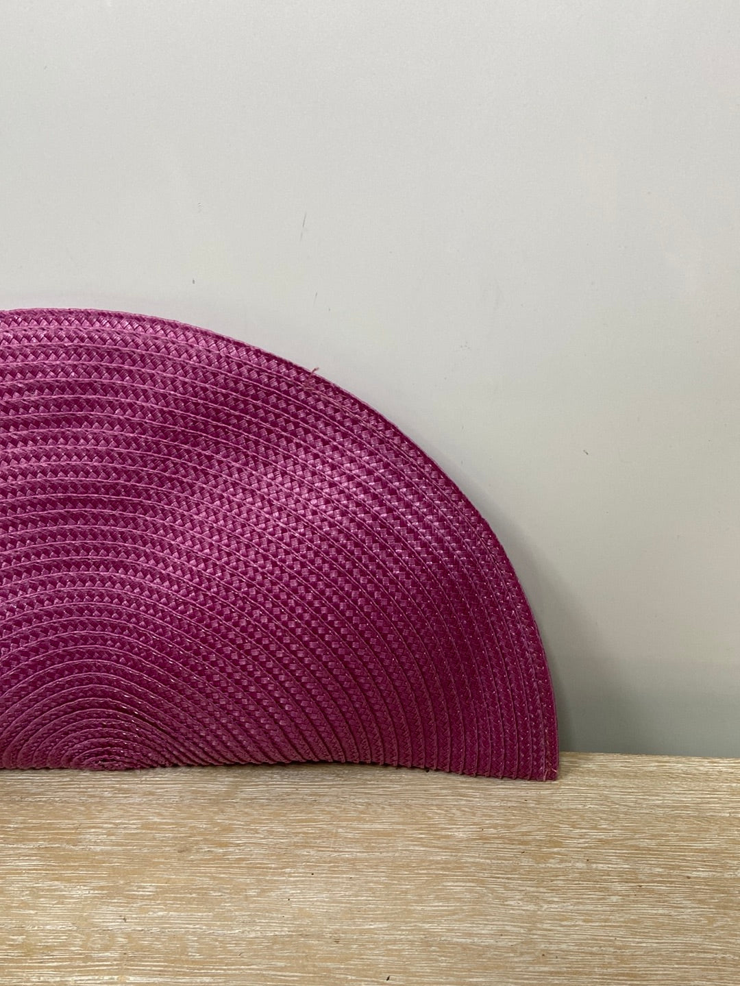 OTRAS.Bolso rafia semicírculo buganvilla