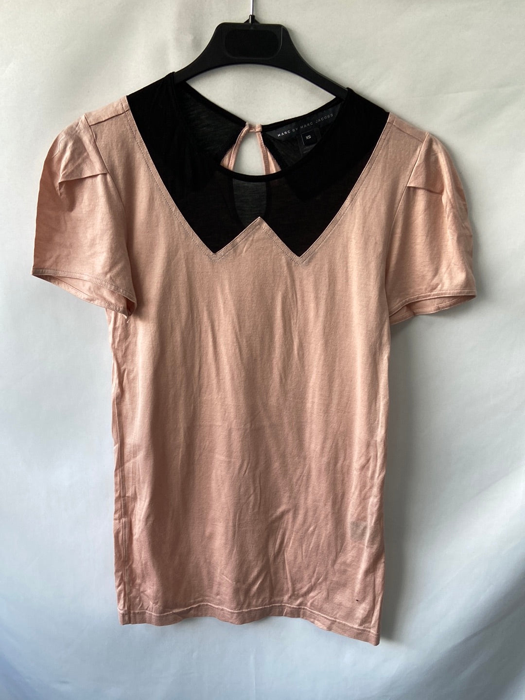 MARC JACOBS. Pink T-shirt with black collar and X-Small