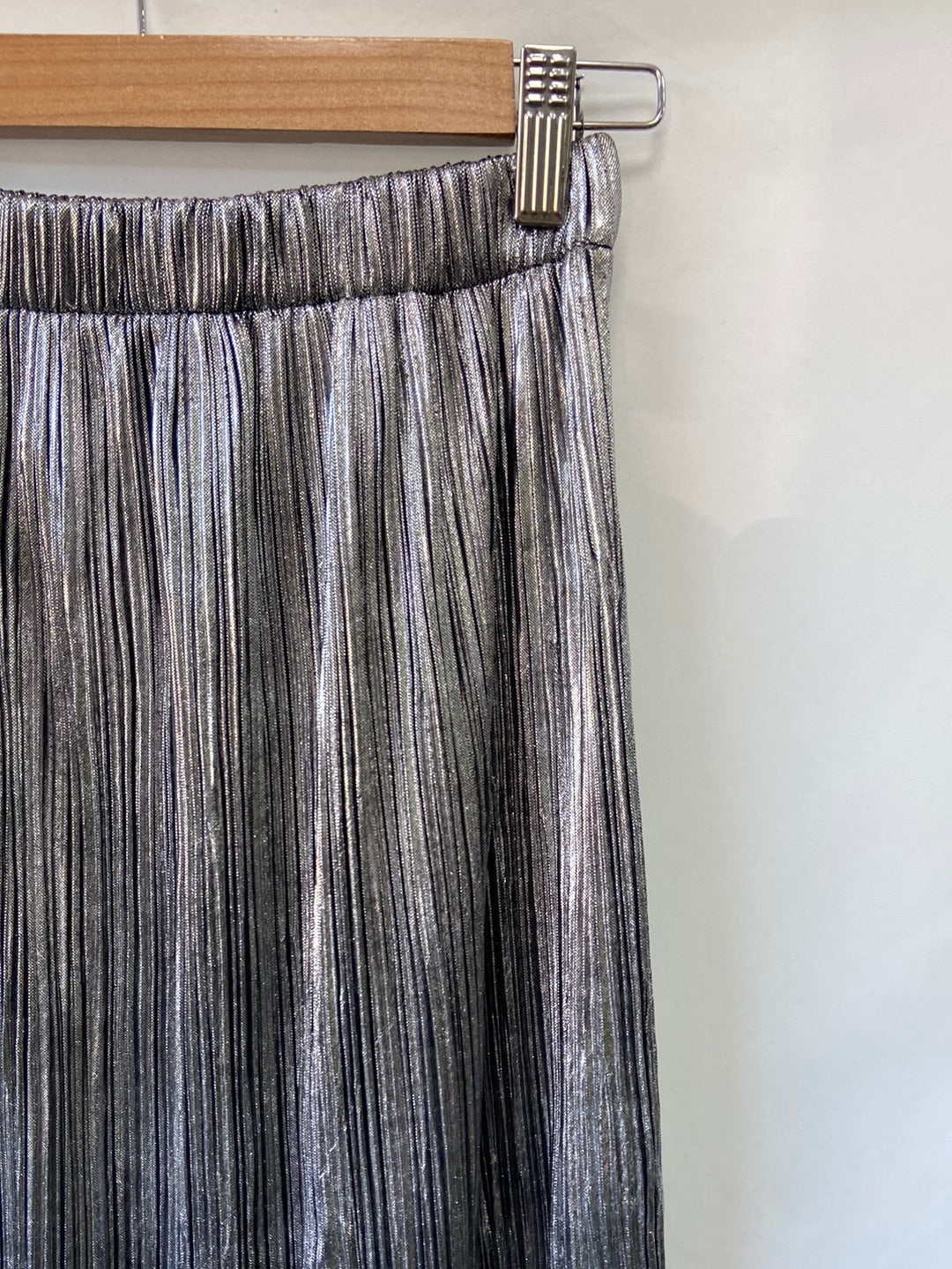 PARFOIS.Falda midi plateada plisada T.XS/S