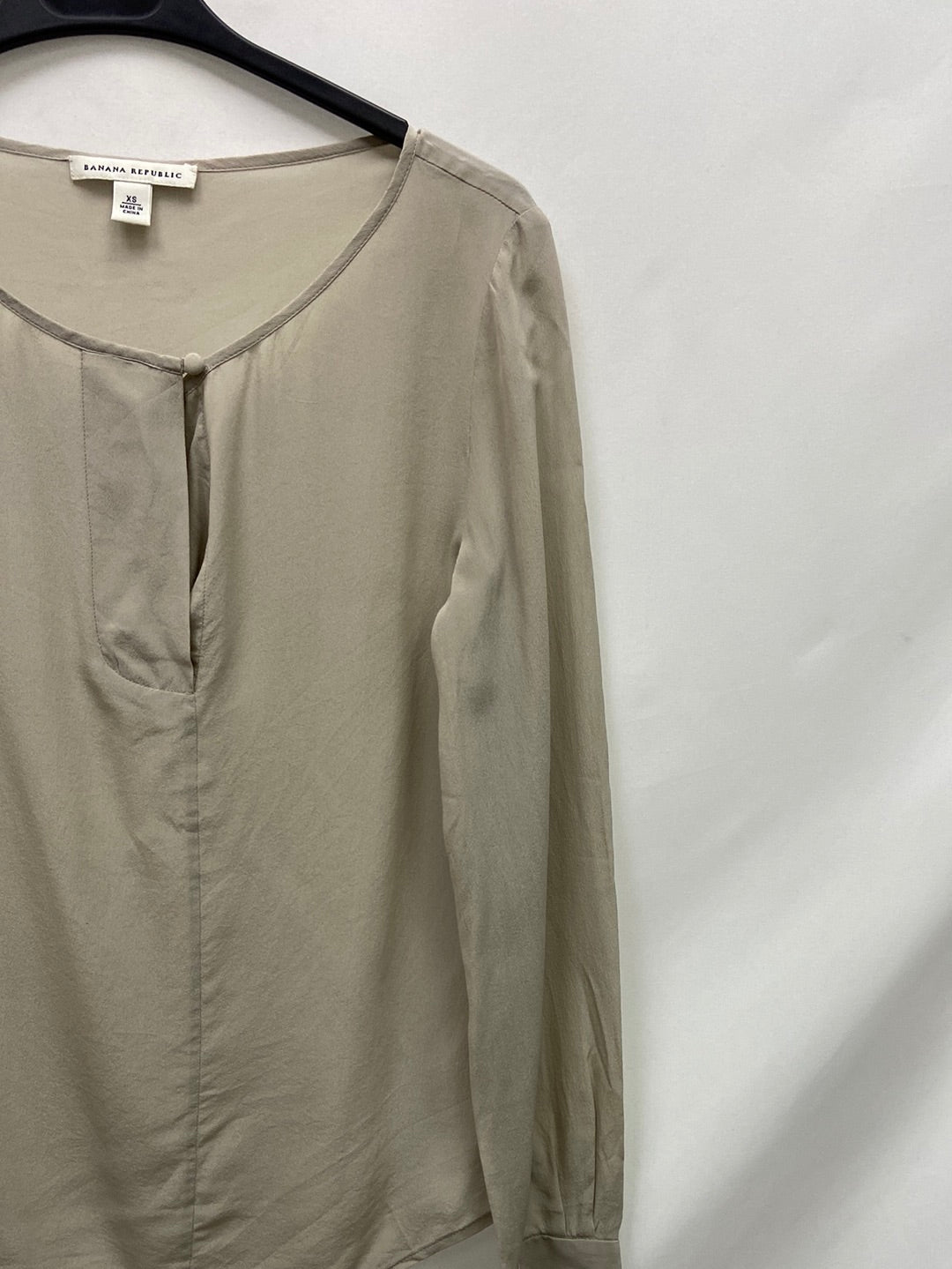 BANANA REPUBLIC.Beige silk blouse T.XS