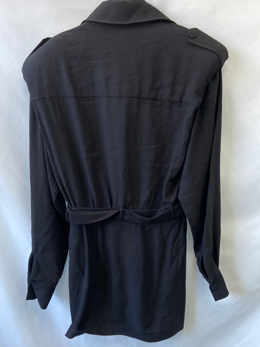 MARÍA VICTORIA PAOLILLO.Vestido negro hombreras T.L