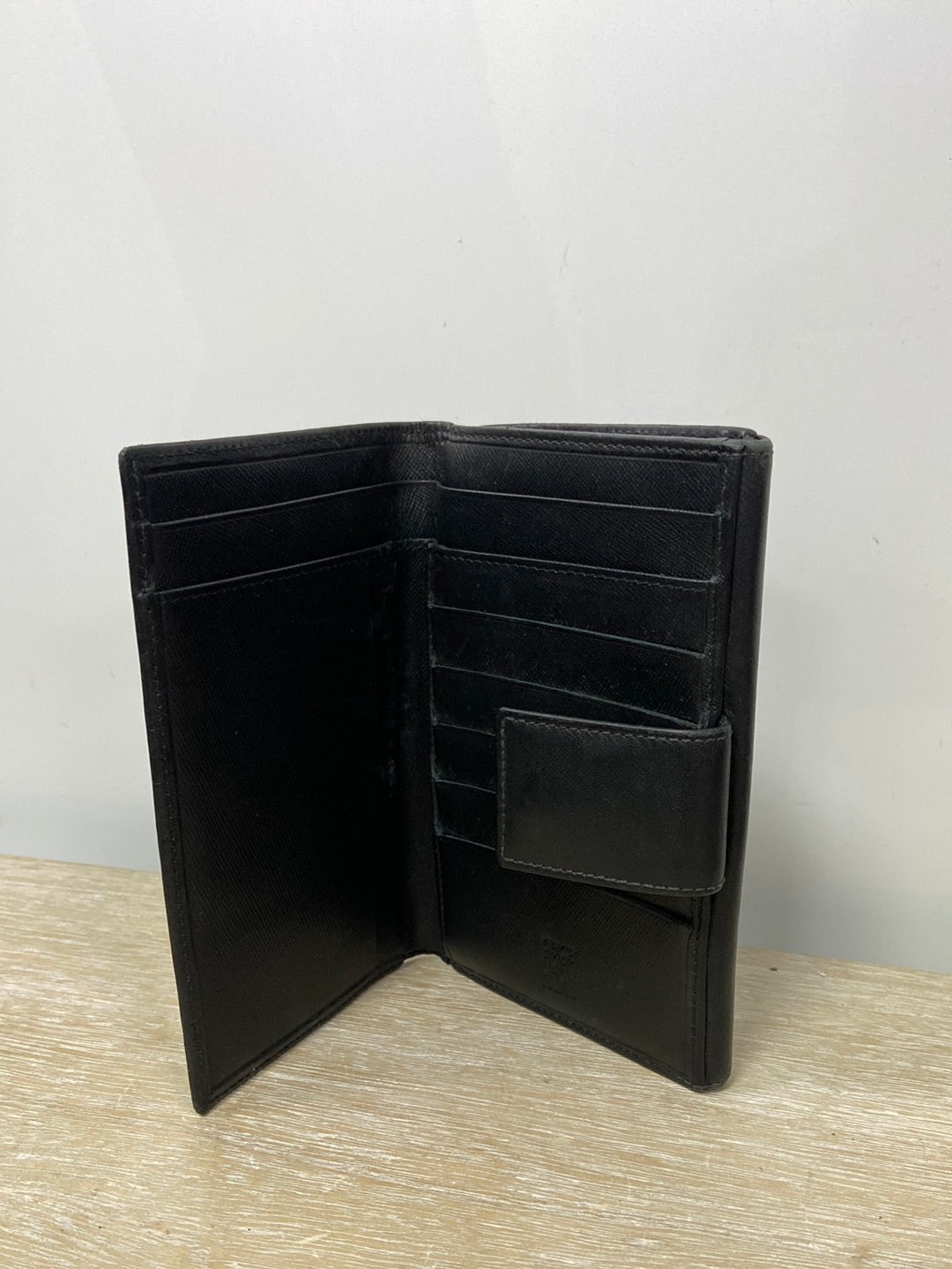 CAROLINA HERRERA. Cartera negra logo