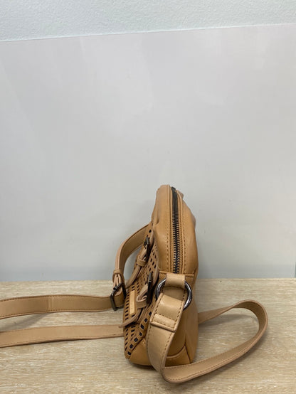 CAMINATA. Bolso camel troquelado