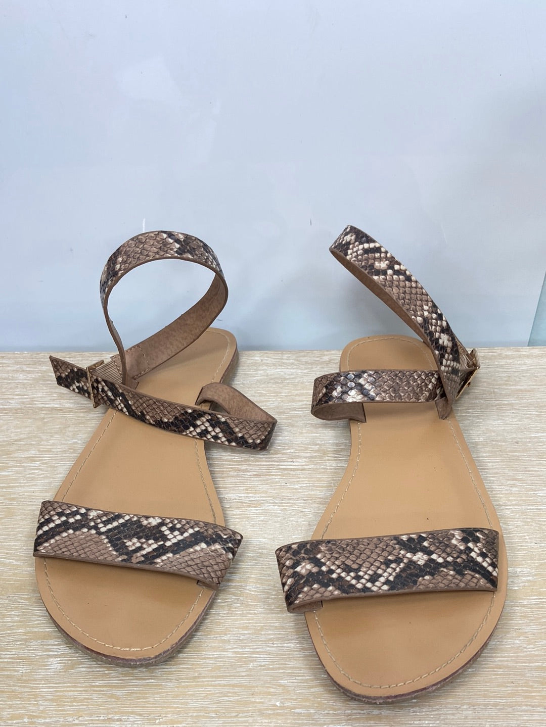 OTRAS.Sandalias animal print planas T.39