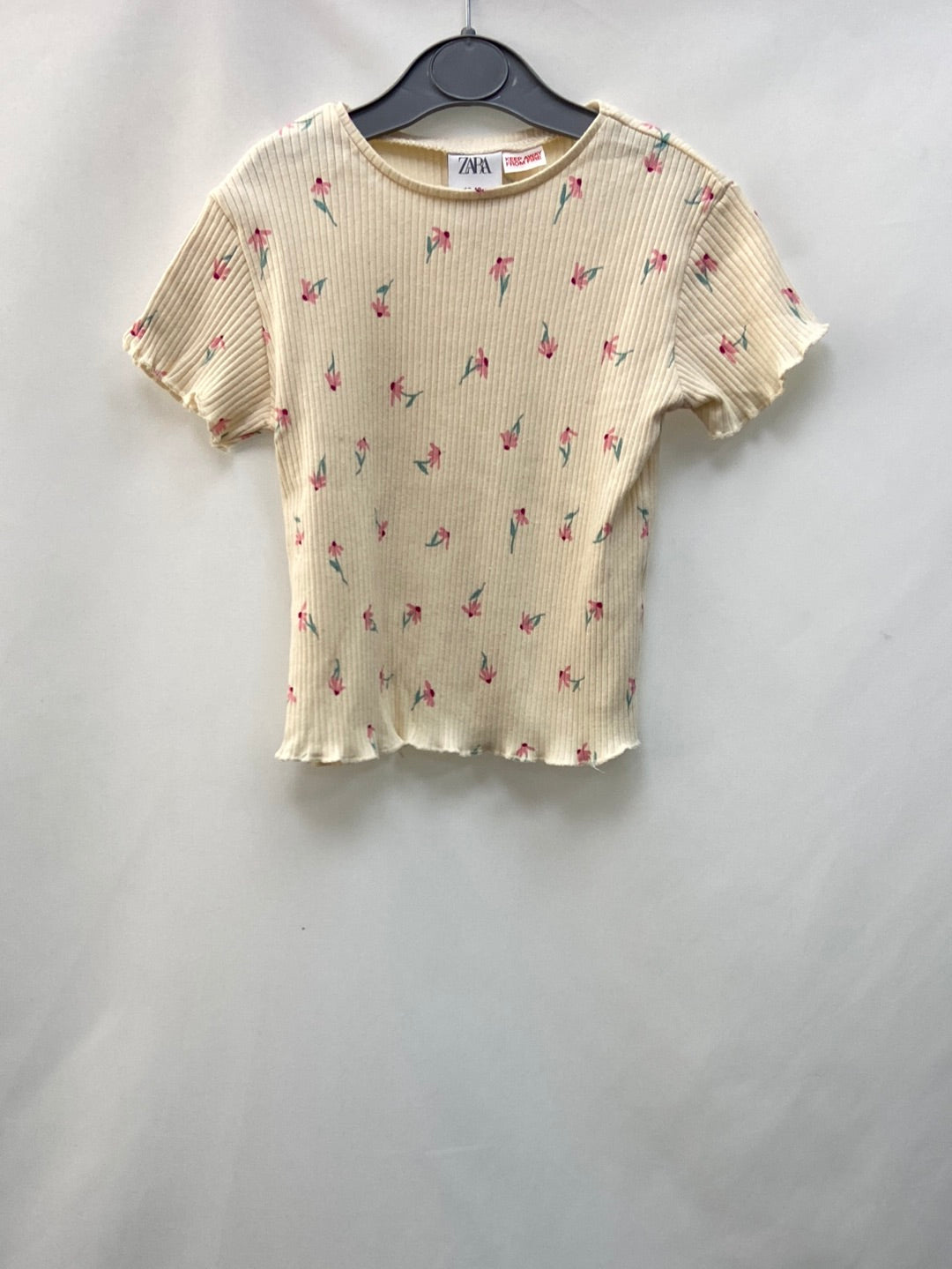 ZARA. Camiseta beige flores  T.12-18 meses