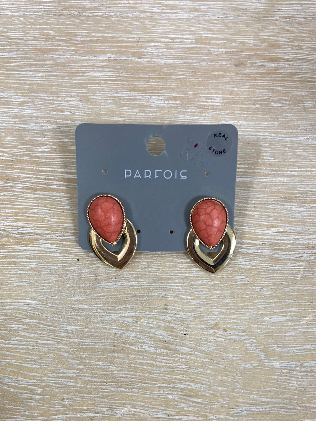 PARFOIS.Pendientes dorados piedra